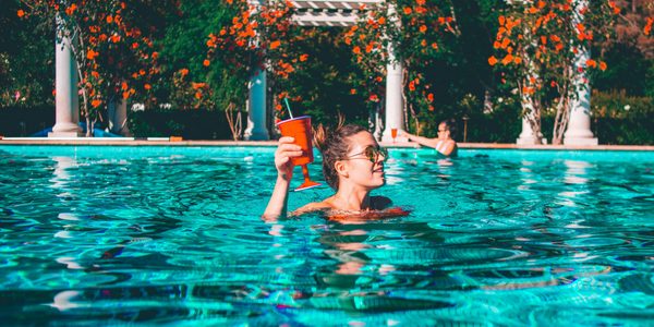 party-in-piscina-aquazzura