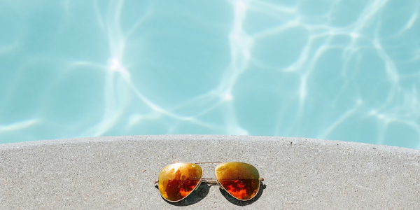 accessori in piscina d'estate