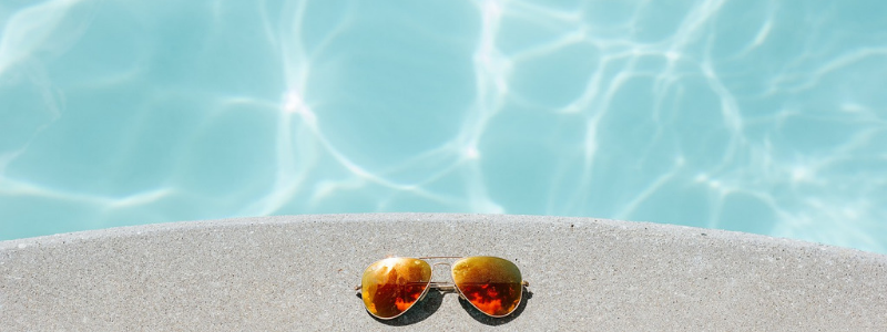 accessori in piscina d'estate
