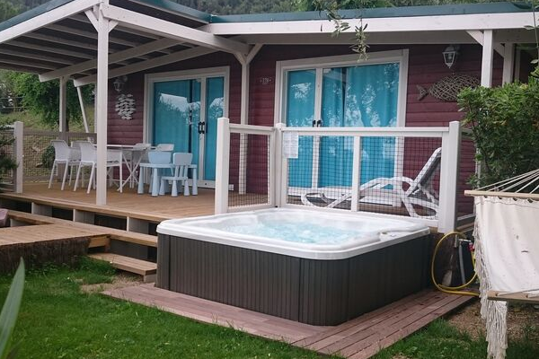 Post Aquazzura 800×400 jacuzzi lodge campeggio